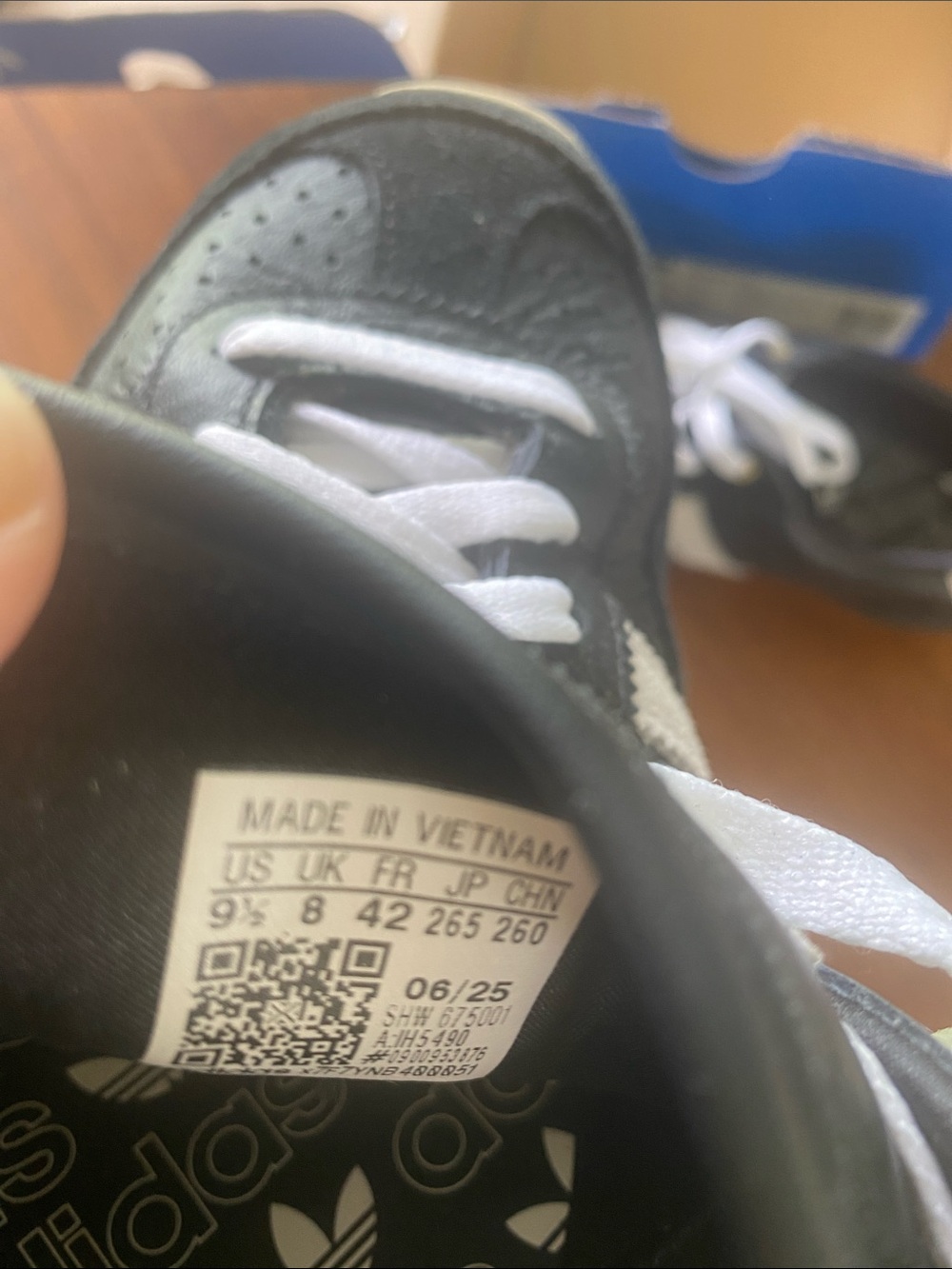 Adidas classic sneakers bought in Japan! - Picture 5 of 6